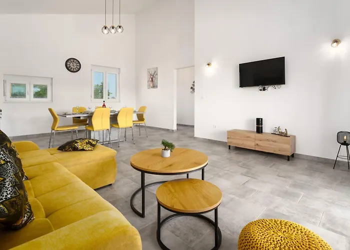 Franka With Private Pool Villa *