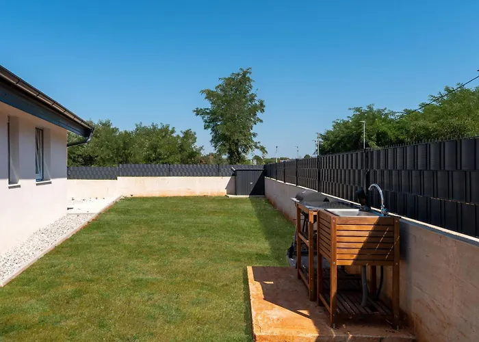 Franka With Private Pool Villa *