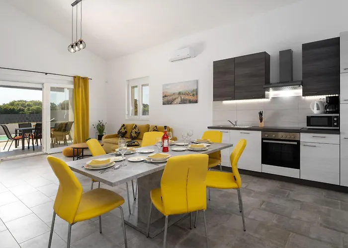 Franka With Private Pool Villa *